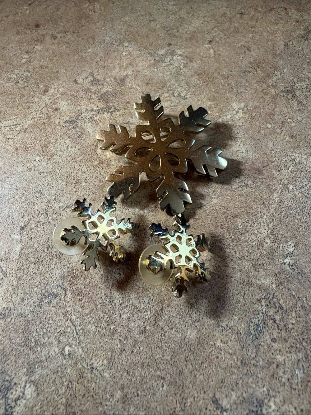 Pair of pierced snowflake earrings with matching pin. Gold tone pre owned